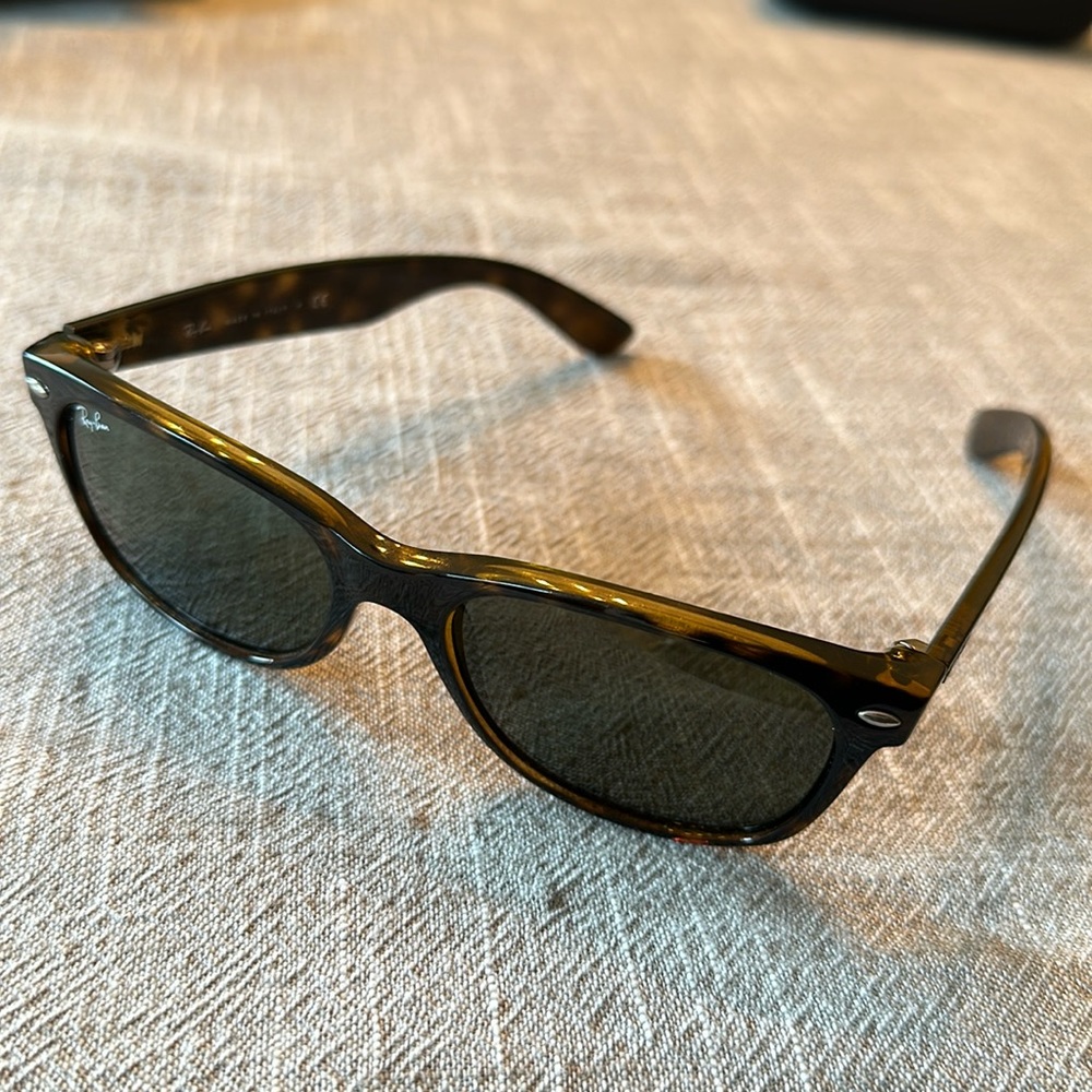 BARELY WORN - Ray Ban New Wayfarer Sunglasses